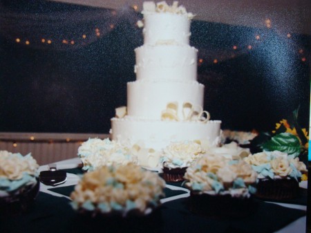 martha stewart weddings, GIANT cupcakes, wedding cupcakes